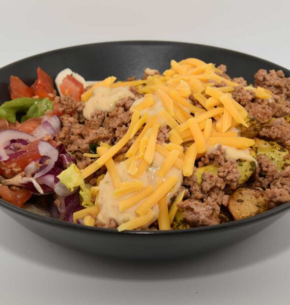 Een cheeseburger eens op een andere manier gemaakt: Cheeseburger-aardappel-bowl.