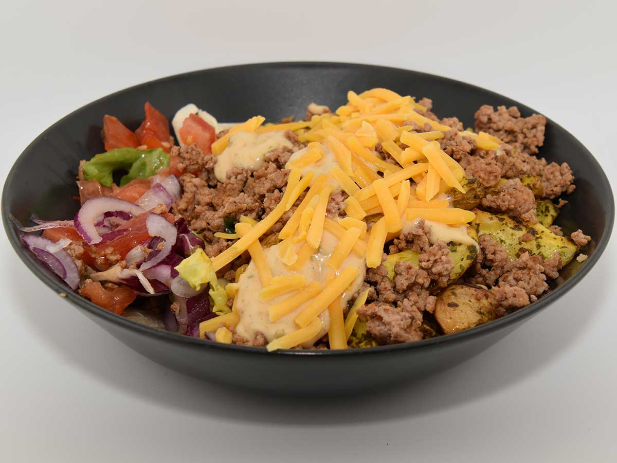 Een cheeseburger eens op een andere manier gemaakt: Cheeseburger-aardappel-bowl.