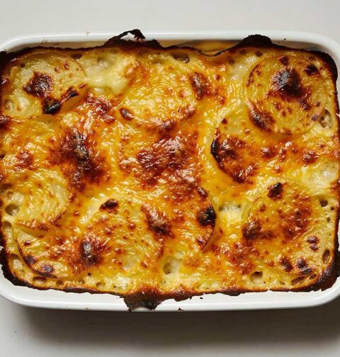 Een ovenschotel met aardappelschotel, die gegratineerd is.