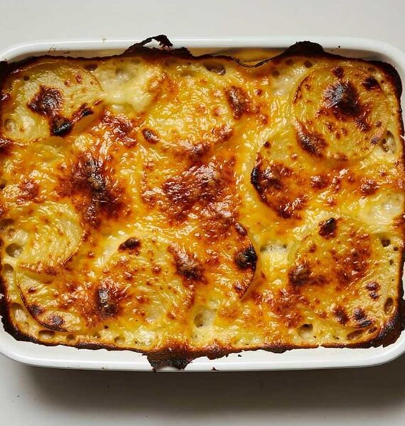 Een ovenschotel met aardappelschotel, die gegratineerd is.