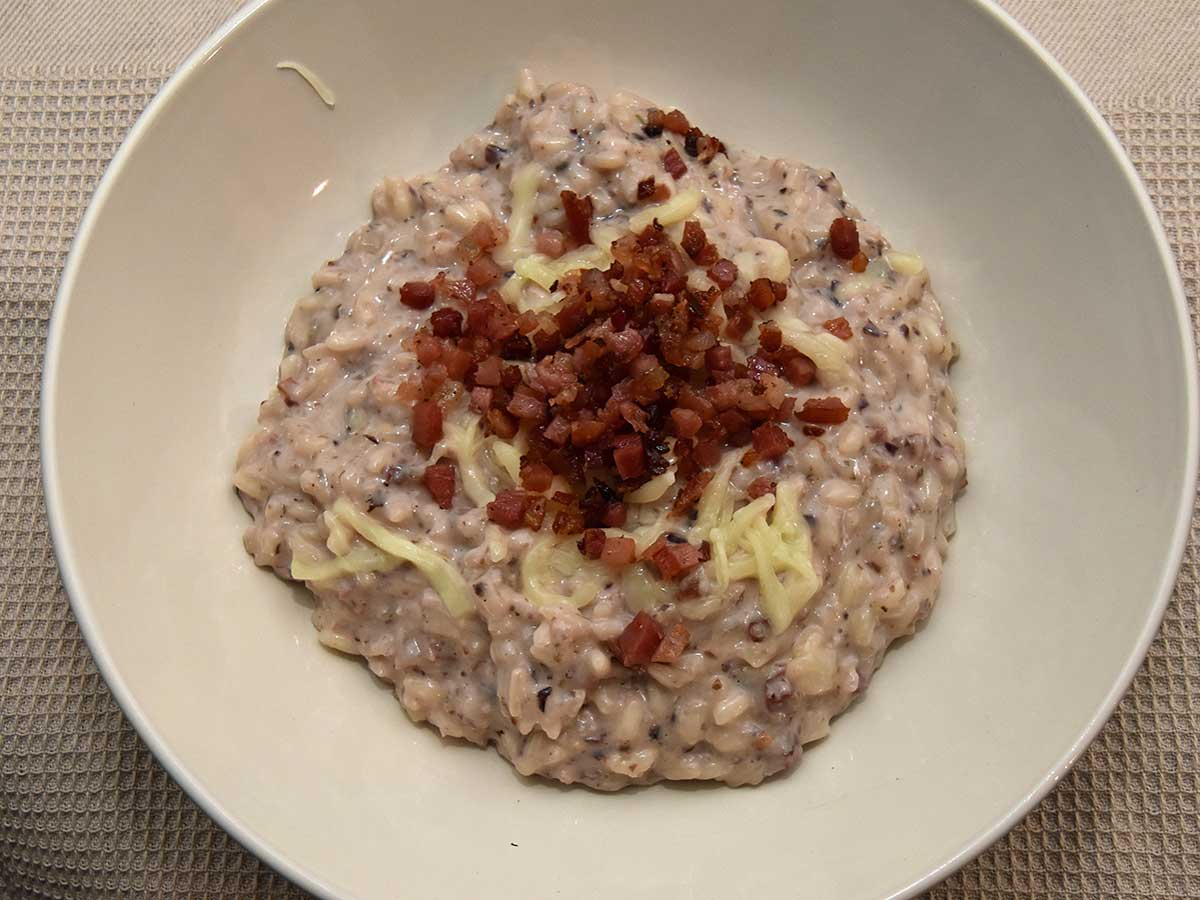 Een bord met Risotto met radicchio en spek.